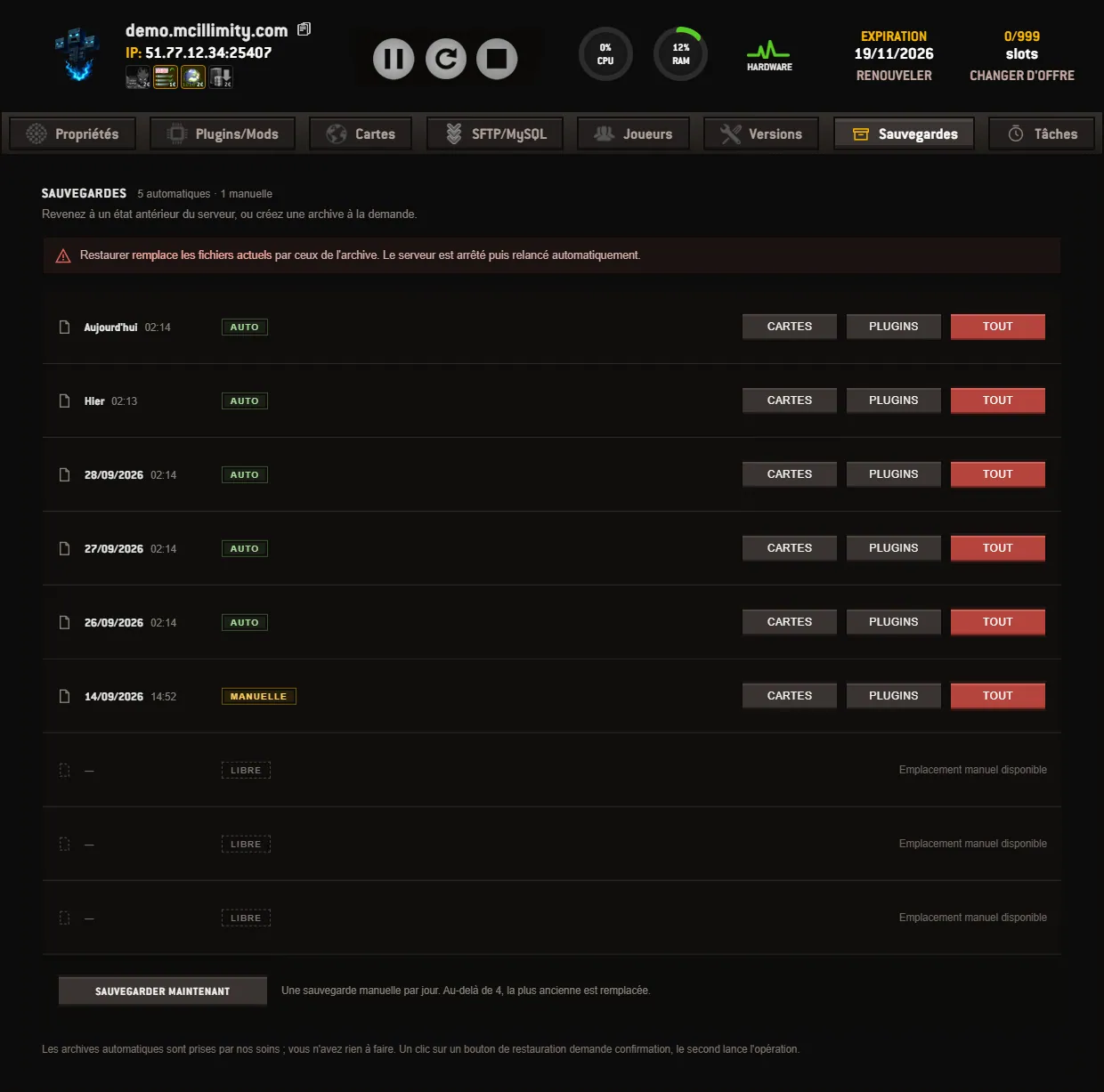 La pestaña Copias de seguridad del panel: las copias automáticas y manuales con su fecha y su hora, los botones de restauración por mapas, por plugins o completa, los slots manuales todavía libres y el botón Guardar ahora.