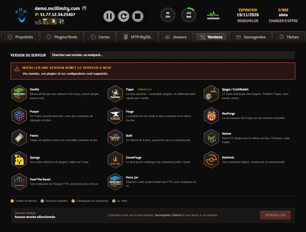 The Versions tab of the Minecraft illimity panel: the red warning at the top, the honeycomb of the fourteen platforms, from Vanilla and Paper to CurseForge modpacks, and the reinstall bar at the bottom.